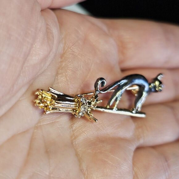 Gold Tone Crystal Gray Cat On Broom Brooch Pin Halloween Witch - Picture 3 of 9